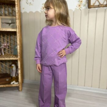 💜 Fioletowy dres dziewczęcy z ozdobnymi przeszyciam