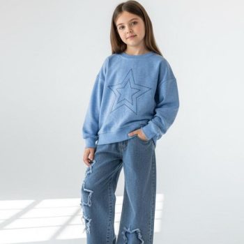 Modny komplet jeansowy dla dzieci – spodnie z szerokimi nogawkami i bluza z gwiazdą