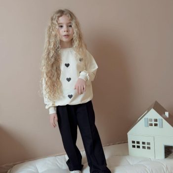 Elegancko-sportowy komplet dziewczęcy bluza w serduszka i spodnie – ecru & czarny