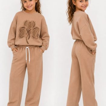 Dres cappuccino z koniczynką i cyrkoniami – styl i komfort na co dzień